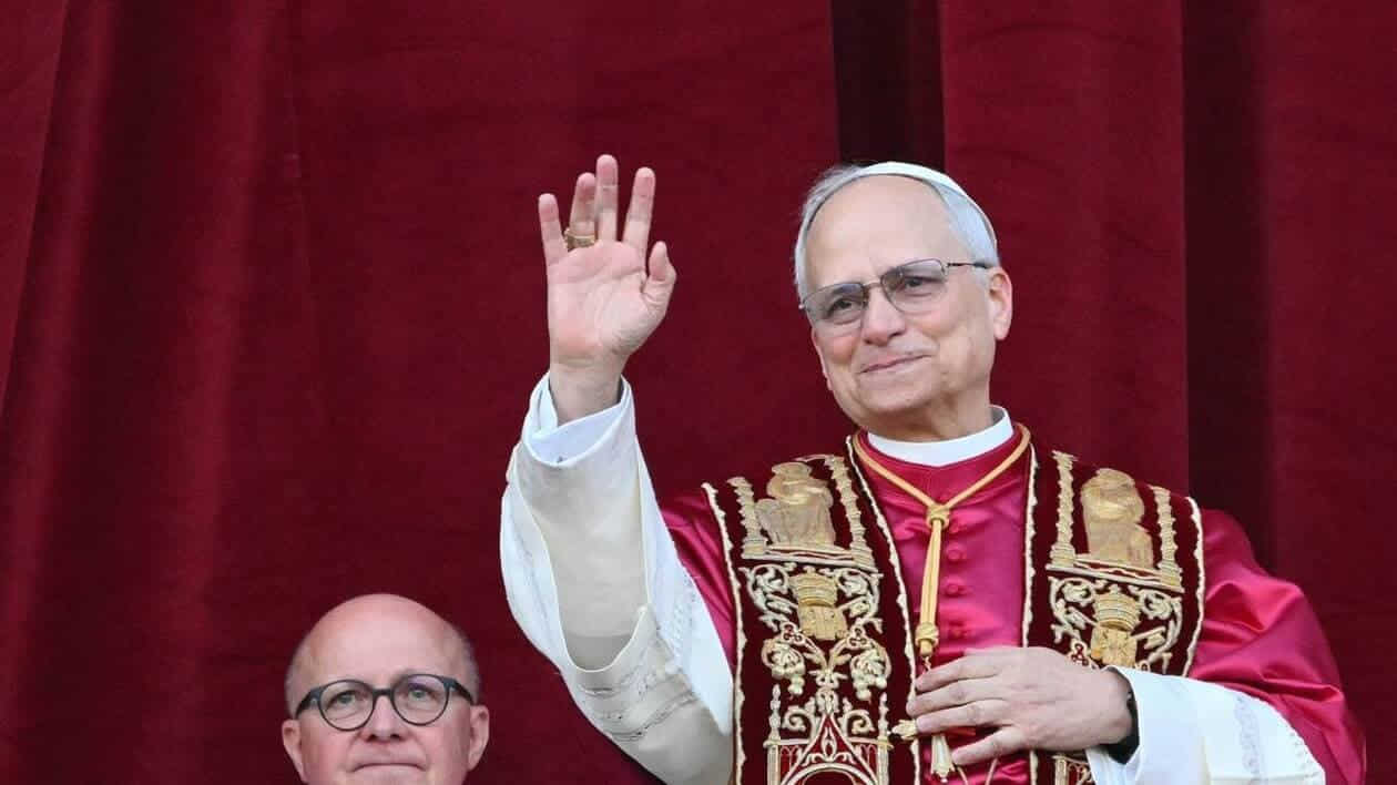 Le pape nouvellement élu Léon XIV, Robert Francis Prevost, arrive pour la première fois sur le balcon de la loggia centrale de la basilique Saint-Pierre, après que les cardinaux ont terminé le conclave, au Vatican, le 8 mai 2025. | ALBERTO PIZZOLI/AFP